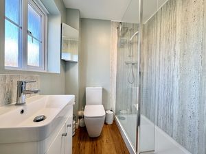 Master En-suite- click for photo gallery